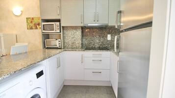 Frigorífico, microondas, horno y cafetera o tetera