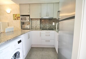 Fridge, microwave, oven, coffee/tea maker