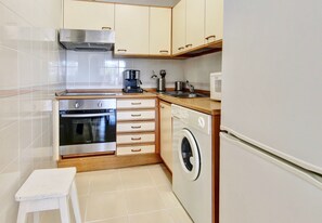 Refrigerador, microondas, horno y cafetera y tetera