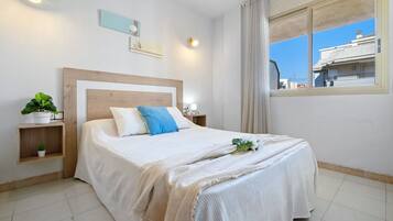 Tabla de planchar con plancha, wifi gratis, ropa de cama