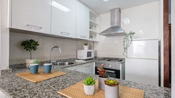 Frigorífico, microondas, horno y cafetera o tetera