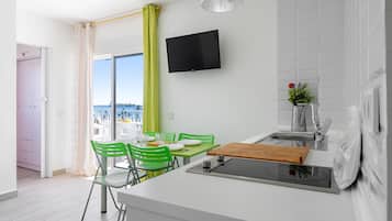 Fridge, microwave, oven, coffee/tea maker