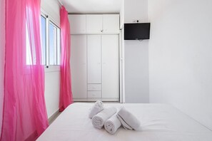 Tabla de planchar con plancha, wifi gratis y ropa de cama
