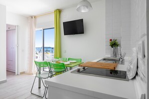 KylskÄp, mikrovÄgsugn, ugn och spishÀll