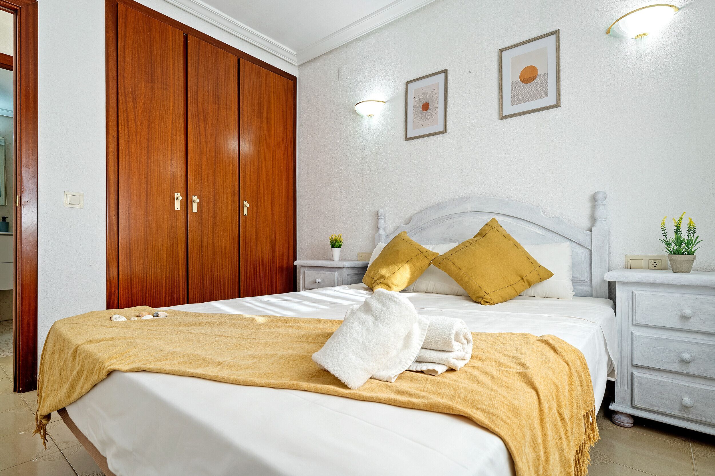 Tabla de planchar con plancha, wifi gratis, ropa de cama