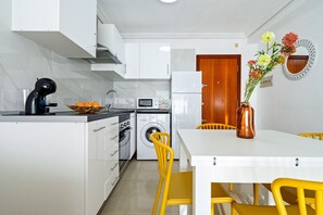 Fridge, microwave, oven, coffee/tea maker