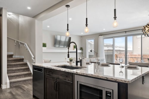 Luxury Group Home • Karaoke, Games & Sleeps 14