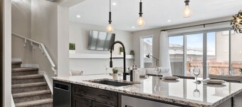 Luxury Group Home • Karaoke, Games & Sleeps 14