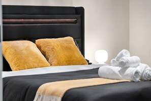 4 quartos, escrivaninha, ferros/tábuas de passar roupa, berço de viagem