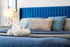 4 bedrooms, desk, iron/ironing board, travel cot - Luxury Group Home • Karaoke, Games & Sleeps 14 (Calgary)