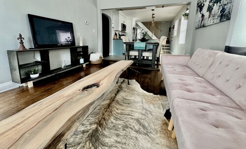Charming Derby City Rental - 3-bedroom house Sleeps up to 7, WiFi in Louisville.