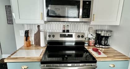 Charming Derby City Rental - 3-bedroom house Sleeps up to 7, WiFi in Louisville.