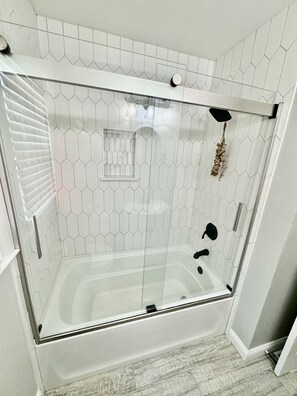 Haartrockner, Handtücher, Toilettenpapier