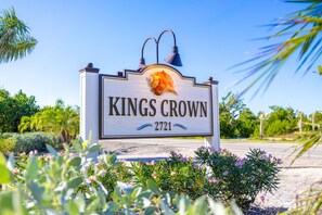 Une enseigne pour « Kings Crown », avec le numéro « 2721 » et un motif décoratif en forme de coquillage.