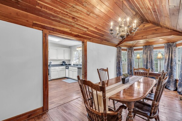 Dining - Monty's Place by OneHometown Getaways (Columbus)