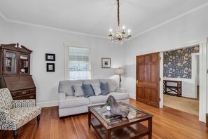 Smart TV, books - Monty's Place by OneHometown Getaways (Columbus)