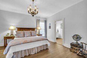 2 bedrooms, desk, iron/ironing board, WiFi