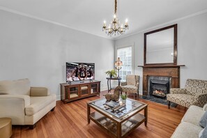 Smart TV, books - Monty's Place by OneHometown Getaways (Columbus)