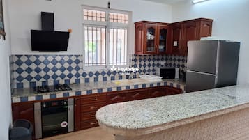 Fridge, microwave, oven, coffee/tea maker