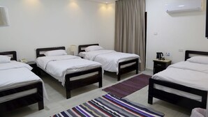 Chambre Quadruple Confort | Bureau, Wi-Fi gratuit