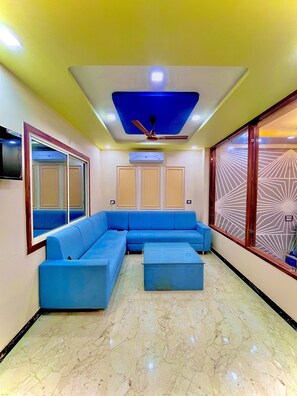 Lobby sitting area - YS TAJ HOTEL AGRA (Agra)