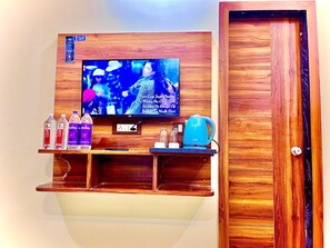 Deluxe Double Room | Bathroom amenities | Shower, free toiletries, bathrobes, slippers - YS TAJ HOTEL AGRA (Agra)