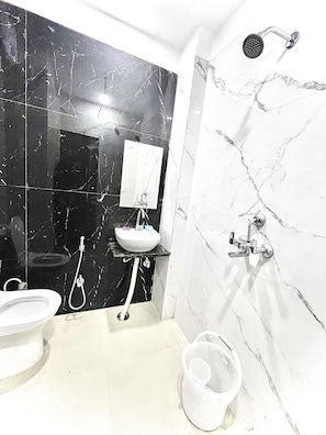 Habitación doble Deluxe | Baño | Regadera, amenidades de baño gratuitas, batas, pantuflas 