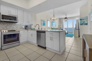 Køleskab, mikrobølgeovn, ovn, kogeplade