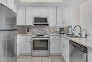 Een koelkast, een microgolfoven, een oven, een kookplaat