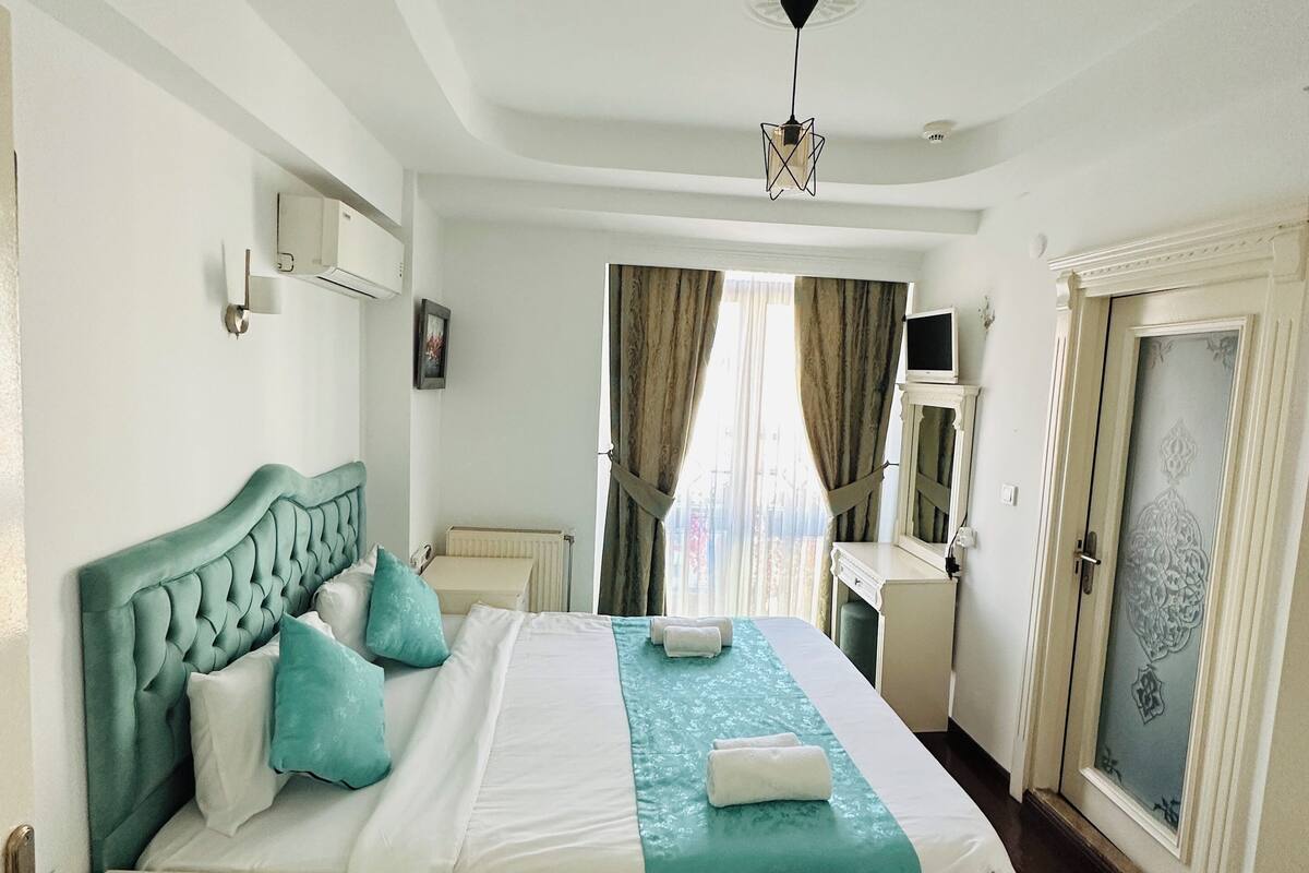 Quarto quádruplo família | 1 quarto, escrivaninha, espaço de trabalho para notebook