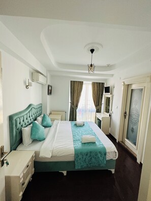 デラックス 4 人部屋 | デスク、ノートパソコン用作業スペース、WiFi (無料)