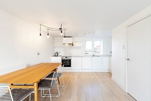 Fridge, oven, dishwasher, coffee/tea maker