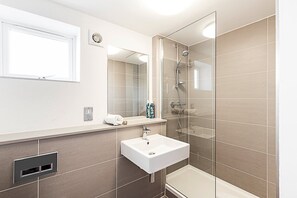 Douche, séchoir à cheveux, serviettes fournies