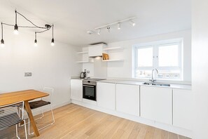 Refrigerador, horno, lavavajillas y cafetera y tetera