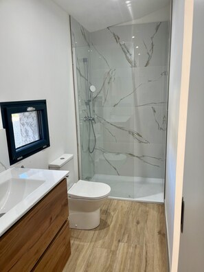 Shower, towels, soap, toilet paper - Magnificent T2 Furnished House (Éguilles)