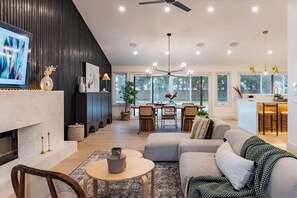 Smart TV, fireplace, books, stereo