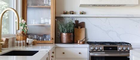 冰箱、微波炉、烤箱、炉灶