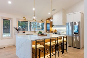 Køleskab, mikrobølgeovn, ovn, kogeplade