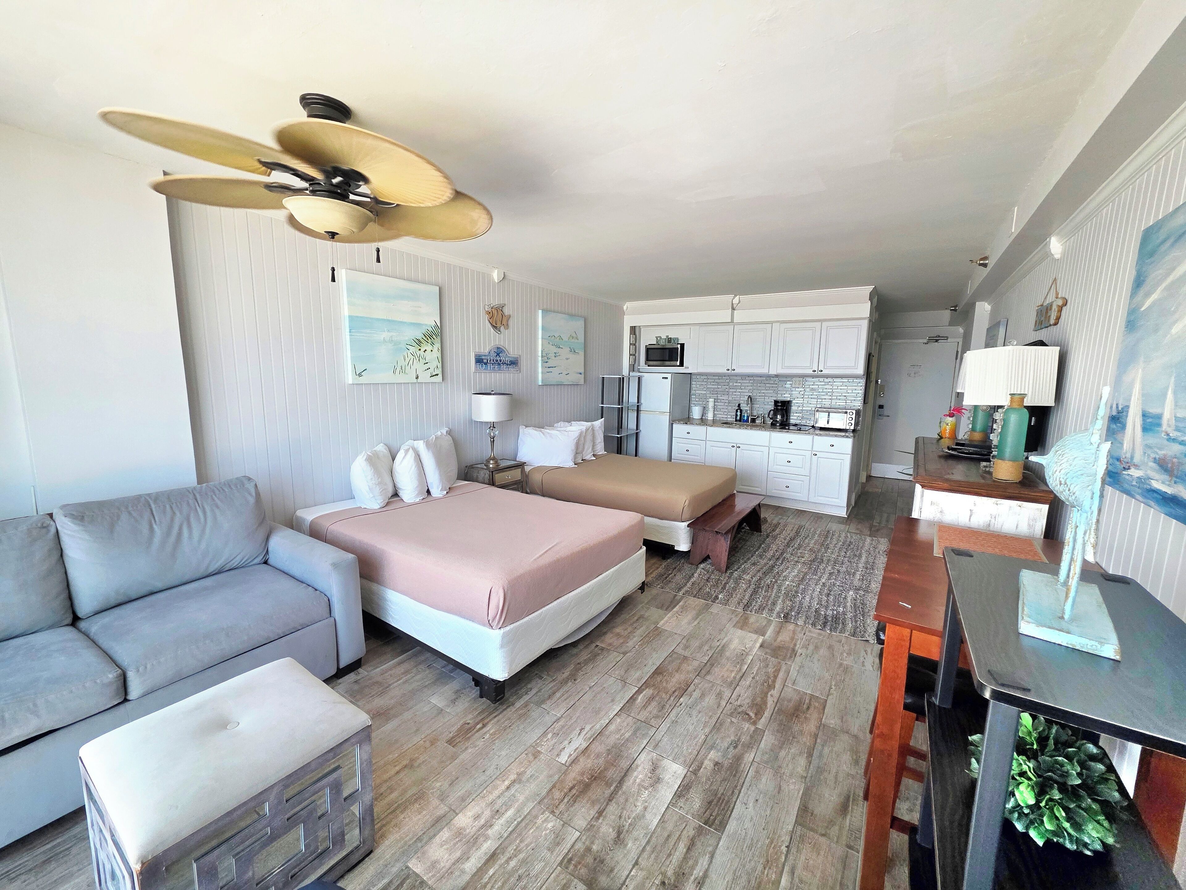 Een smart-tv en een tafeltennistafel