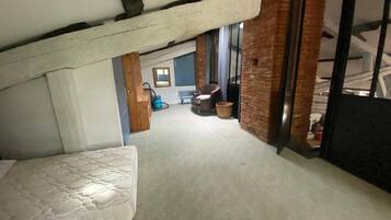 3 habitaciones, tabla de planchar con plancha y ropa de cama