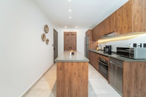 Réfrigérateur, four à micro-ondes, un four, surface de cuisson