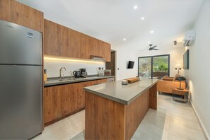 Réfrigérateur, four à micro-ondes, un four, surface de cuisson