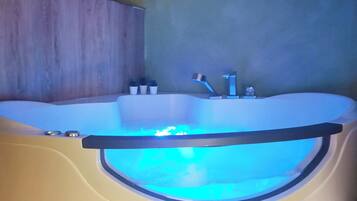 Suihku, poreamme, hiustenkuivaaja, pyyhkeet