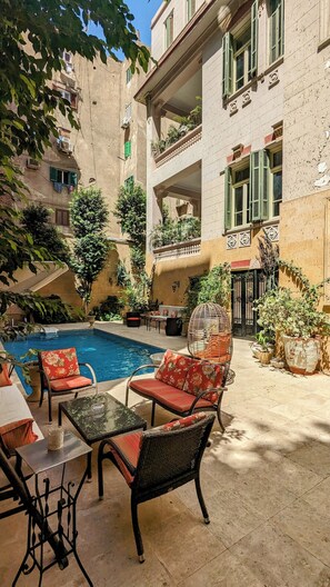 Una piscina al aire libre