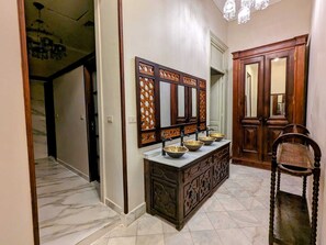 Douche, douche à « effet pluie », sèche-cheveux, bidet