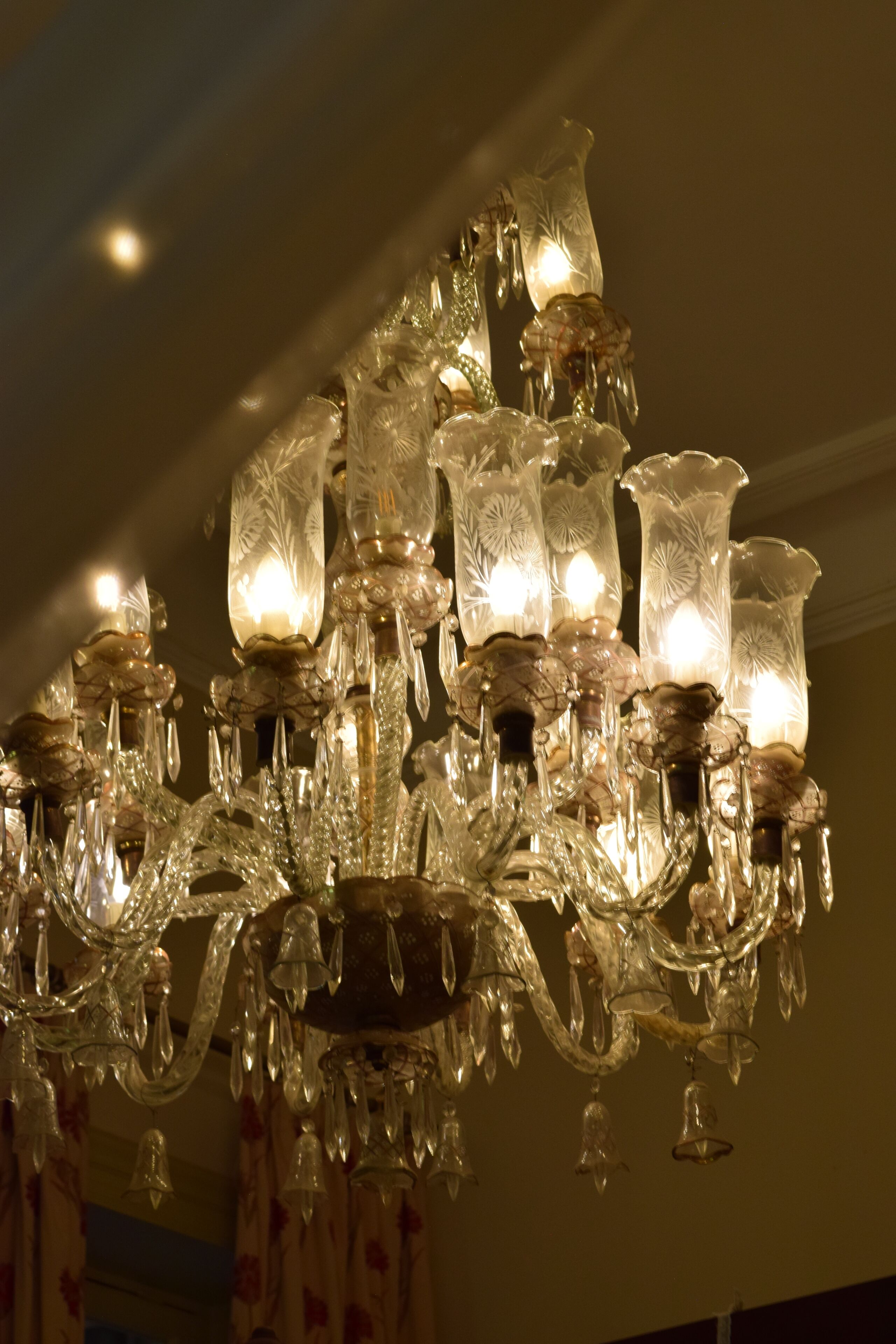 Un candelabro con múltiples pantallas de vidrio y luces.