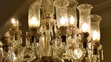 Un candelabro con múltiples pantallas de vidrio y luces.