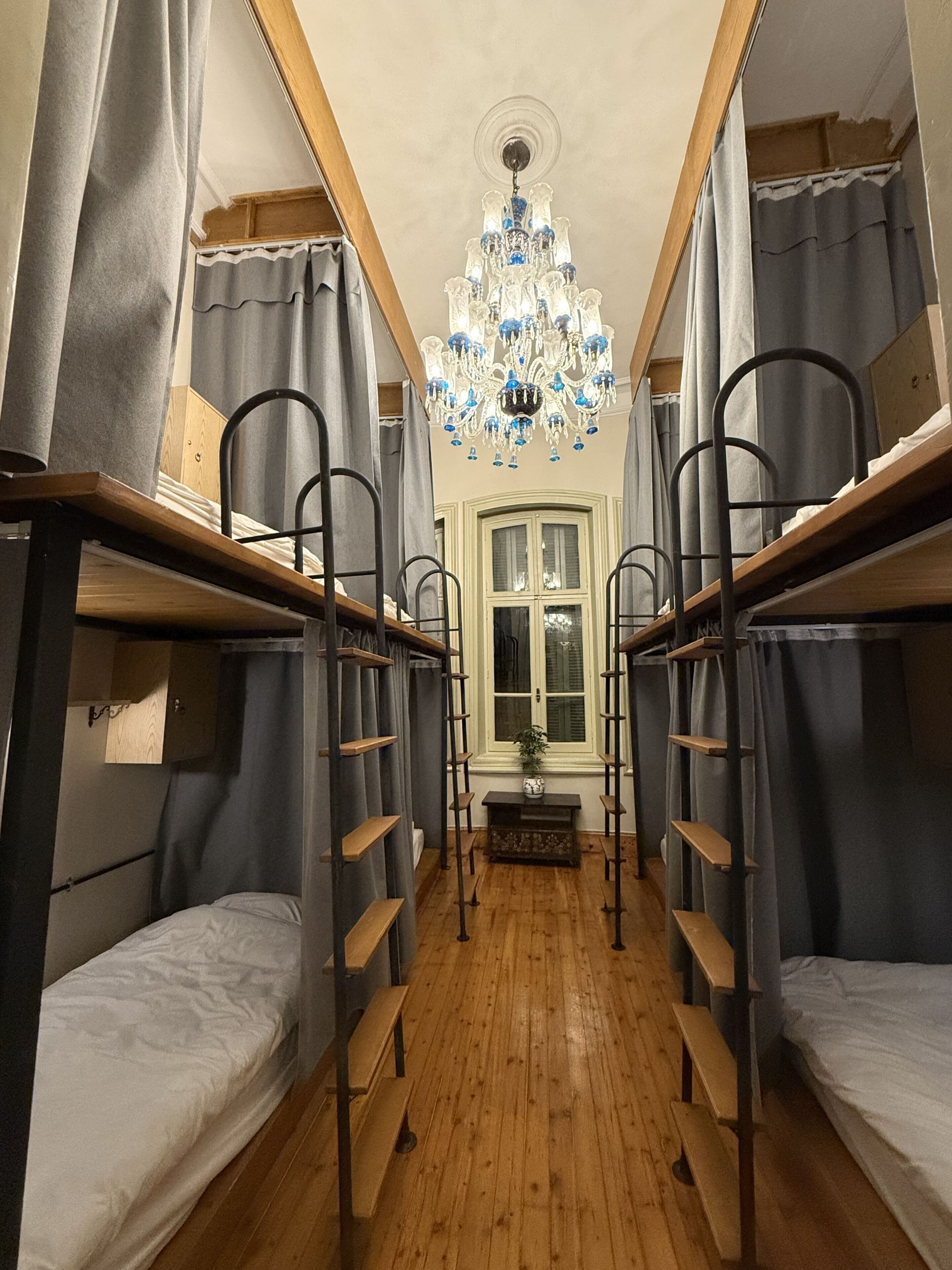 ملاءات من القطن المصري وأغطية فراش متميزة ومساحة عمل للكمبيوتر المحمول