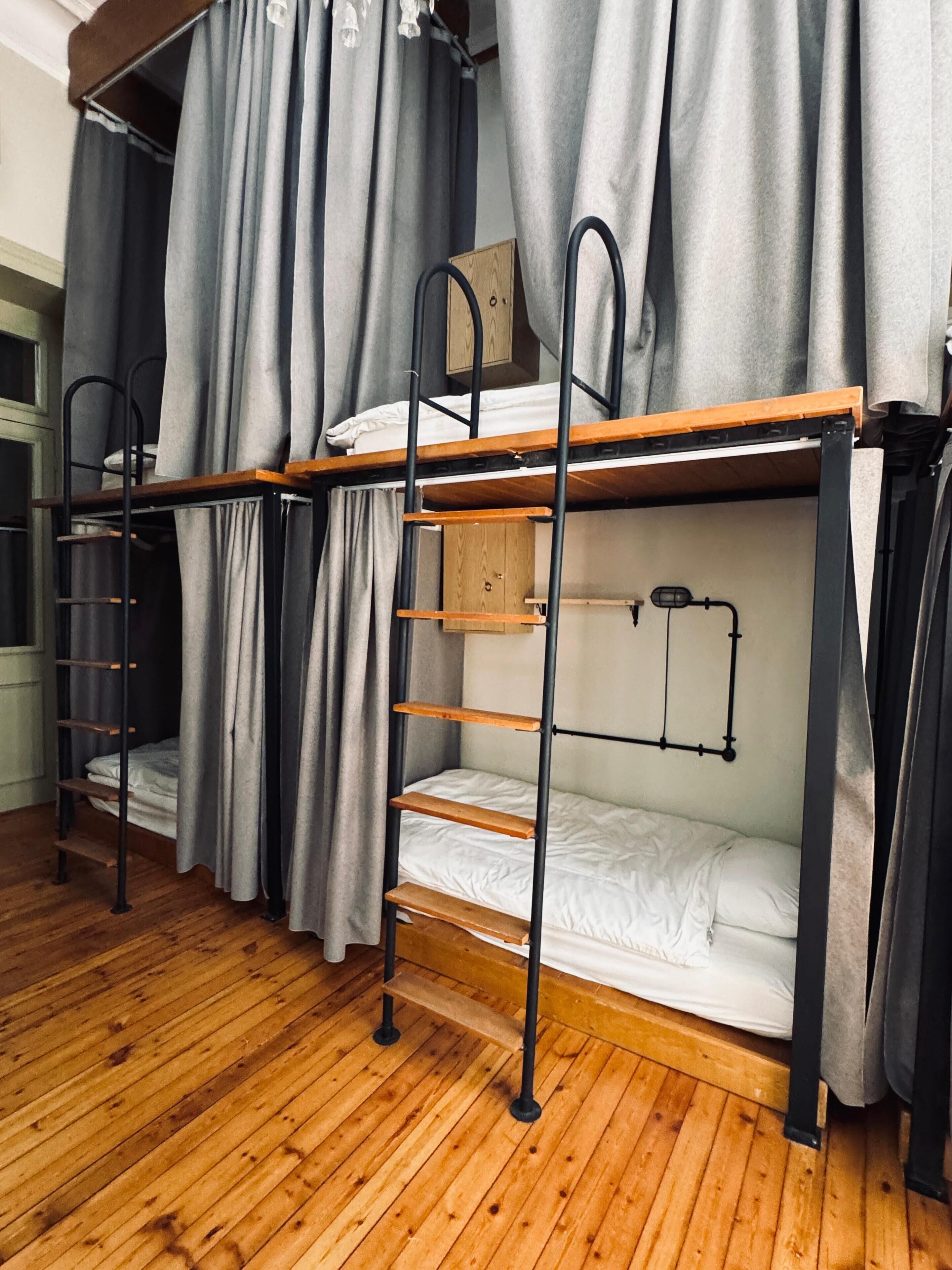 ملاءات من القطن المصري وأغطية فراش متميزة ومساحة عمل للكمبيوتر المحمول