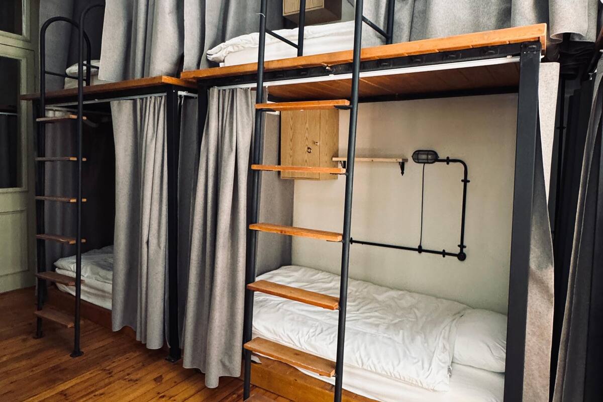 Dormitori compartit Deluxe, només per a dones | Llençols de cotó egipci i roba de llit d'alta qualitat